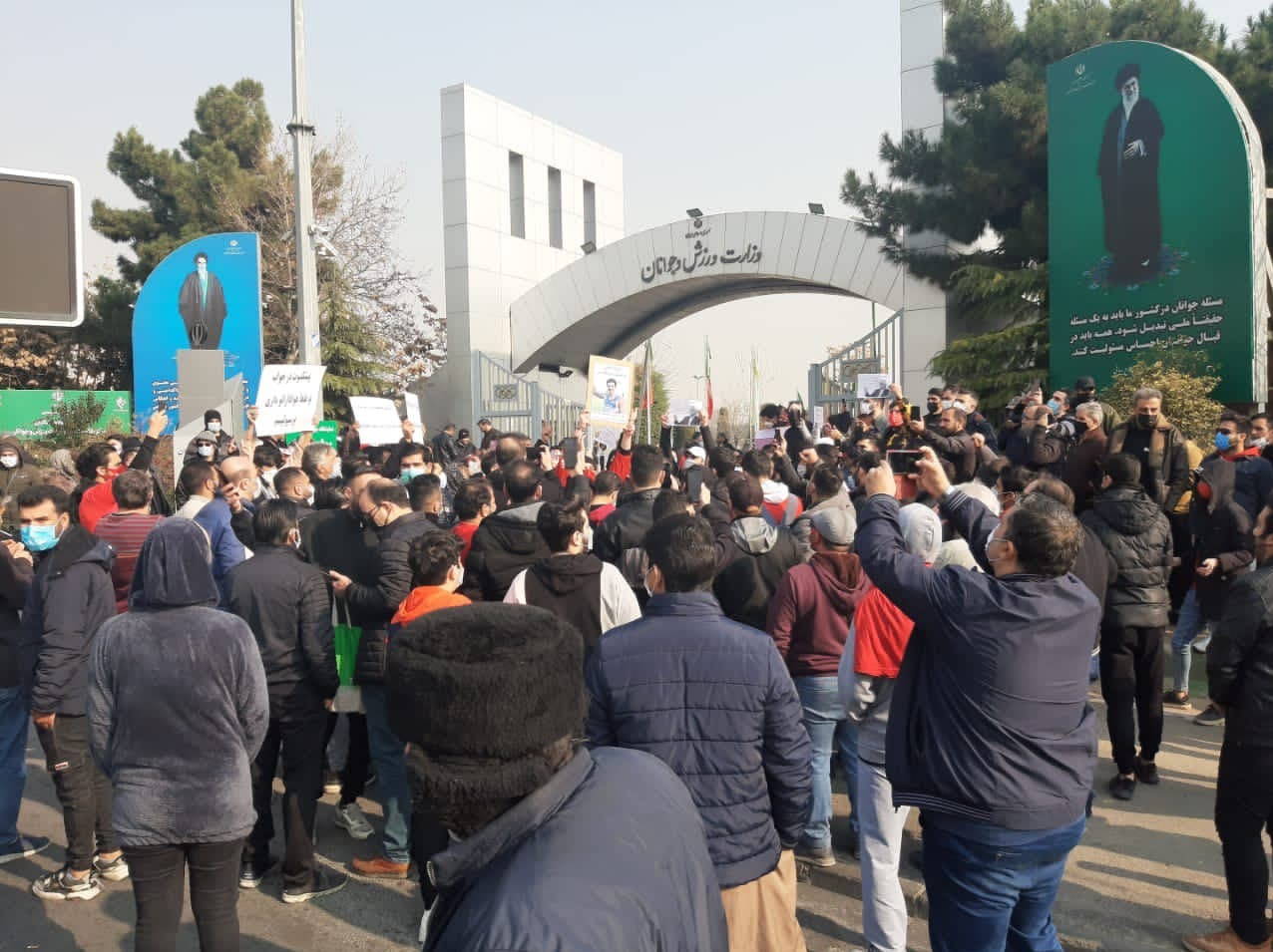 تجمع اعتراضی تعدادی از هواداران پرسپولیس مقابل وزارت ورزش