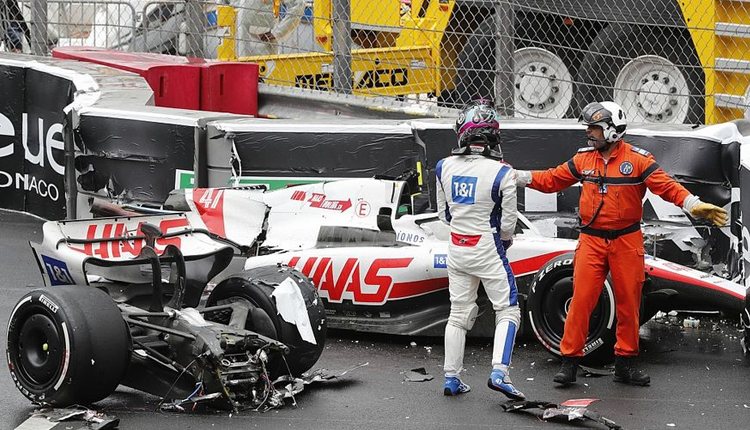 حادثه عجیب در مسابقات فرمول یک/ اتومبیل شوماخر از وسط نصف شد!