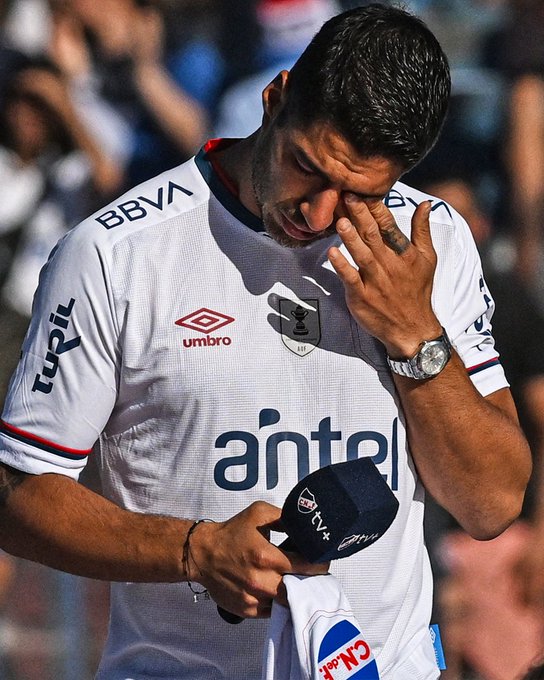 تصاویر چشمان اشکبار لوییس سوارز بعد جدایی از تیم جدیدش