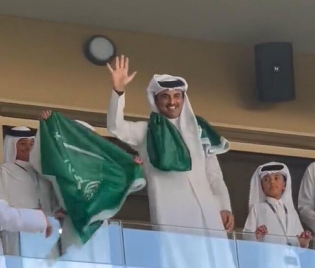 امیر قطر پرچم عربستان را به گردن خود انداخت! + عکس