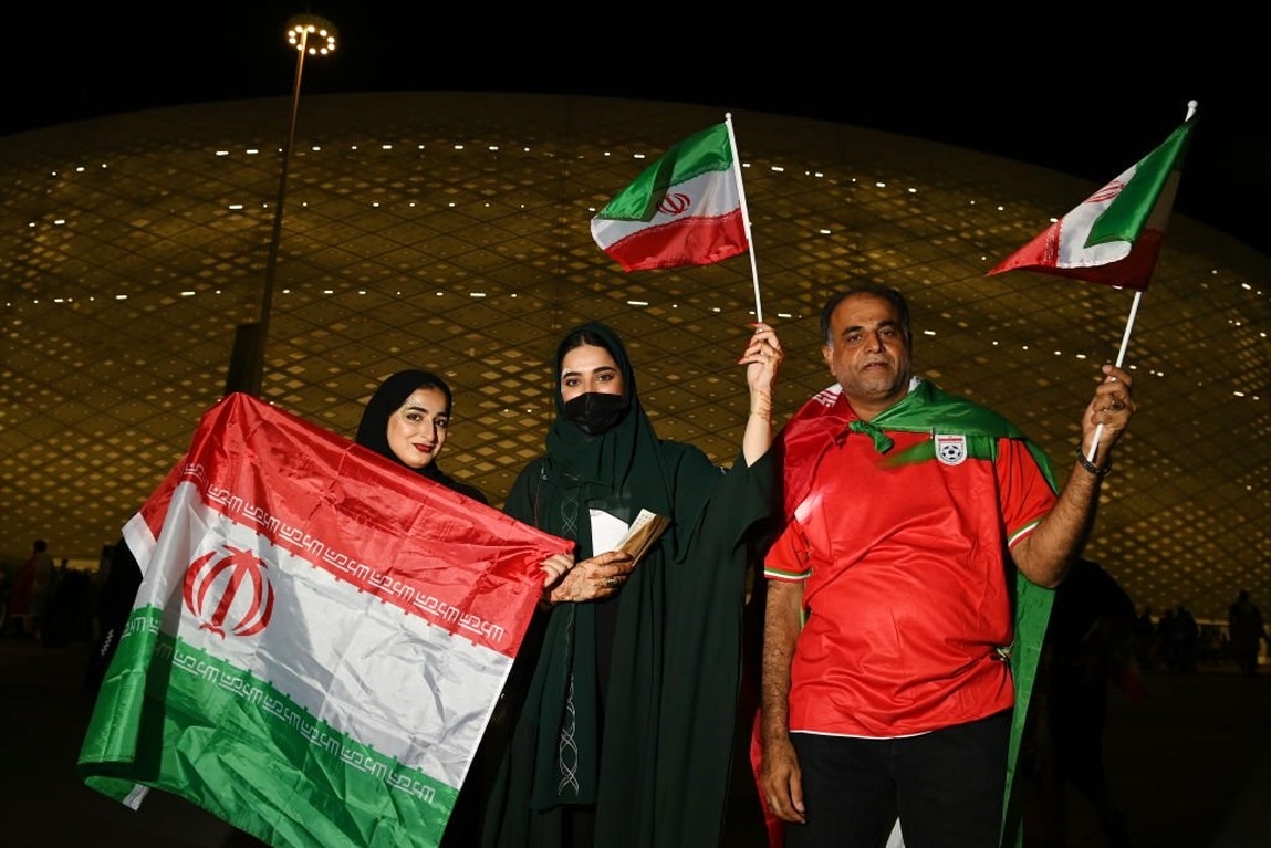 حواشی بازی ایران آمریکا / حضور وزیر در اردوی تیم ملی ؛ حضور پرشور هواداران