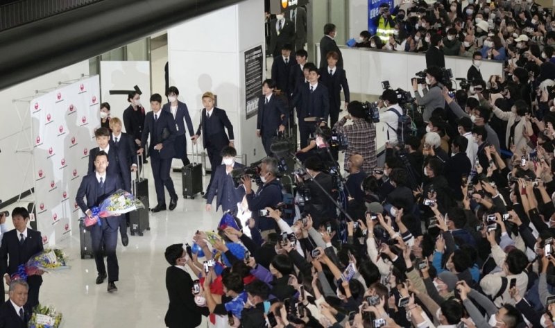 بازیکنان ژاپن در فرودگاه غافلگیر شدند / شگفتی ساز قطر به خانه رسید + عکس