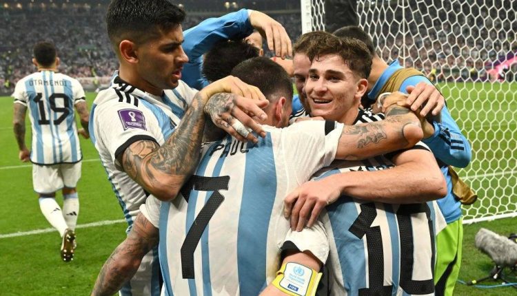 کری‌خوانی بازیکنان آرژانتین برای برزیل و انگلیس بعد از صعود به فینال
