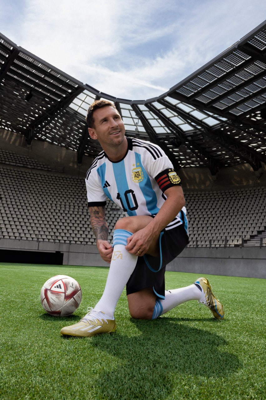 لیونل مسی رونمایی از توپ نیمه نهایی و فینال جام جهانی