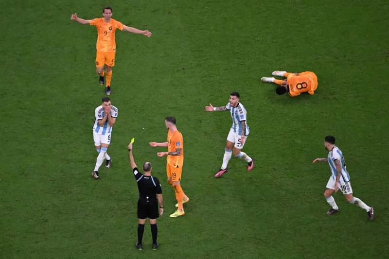صحنه جنجالی بازی آرژانتین هلند و ابهامی که برطرف شد!