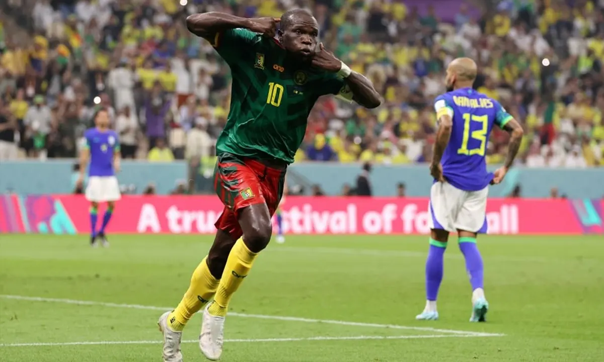 اخراج عجیب مهاجم کامرون در بازی با برزیل