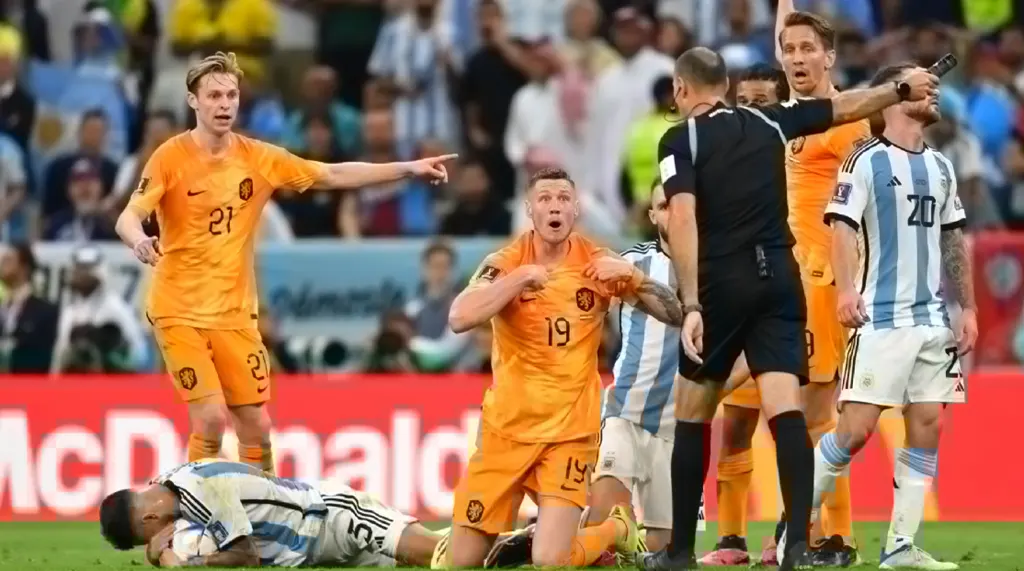 انتقادات تند از داور بازی آرژانتین هلند / چه کسی سوت را به او داد؟