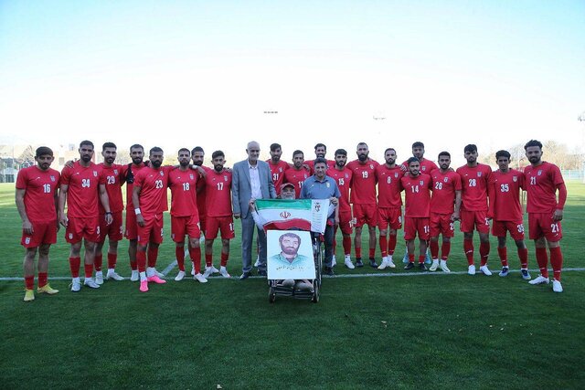 آخرین تمرین تیم ملی در سال ١۴٠١/ عکس یادگاری ملی‌ پوشان با «عمو موسی»