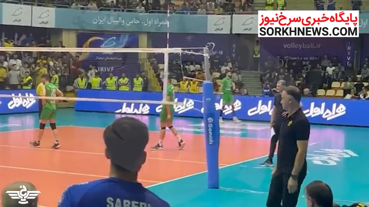 خشم پیمان اکبری و لگد به سطل بغل زمین بعد از اخراج در بازی پیکان مقابل هراز آمل