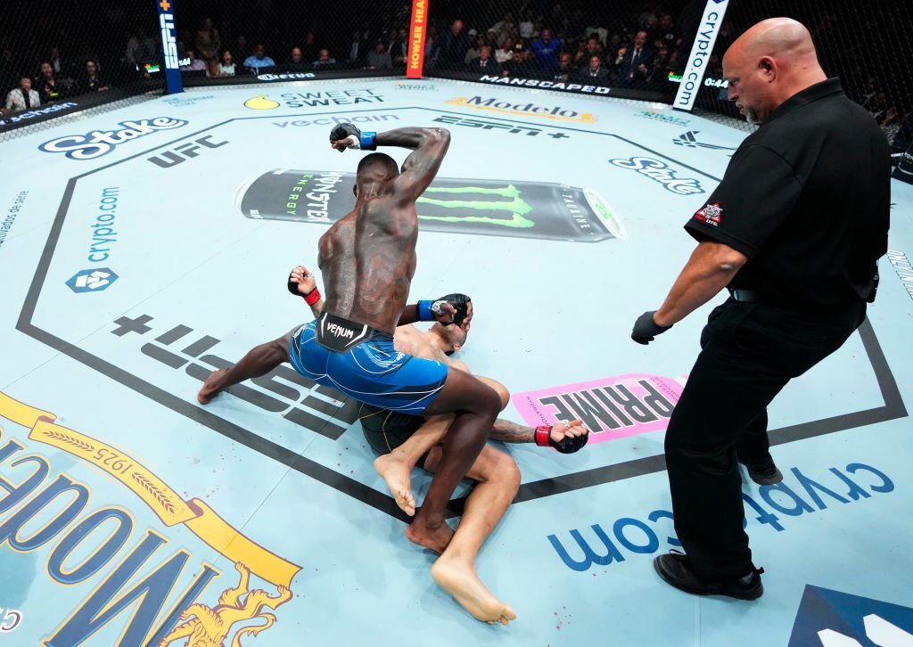 UFC 287 ؛ اسرائیل آدسانیا با ناک اوت، انتقامش را الکس پریرا گرفت