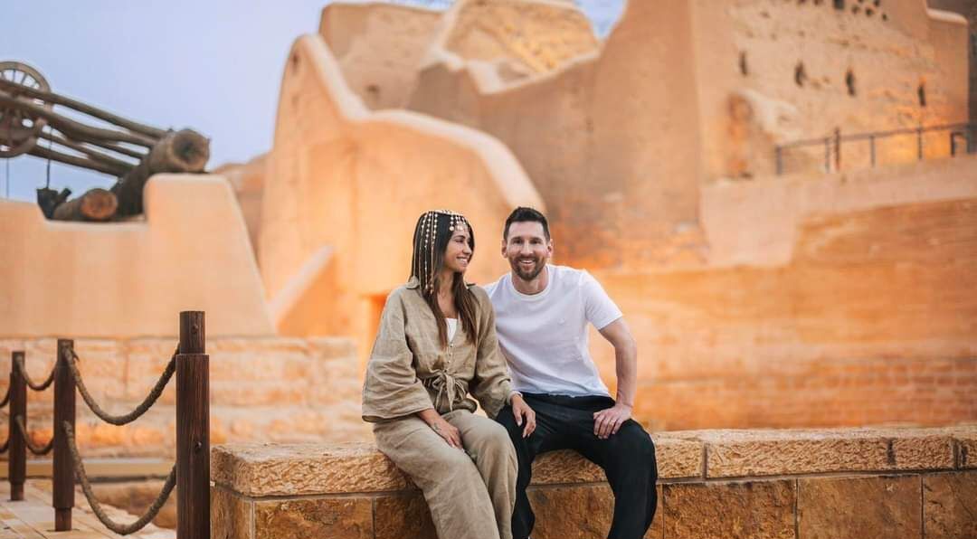 تصاویر مسی و همسرش در سفر آن ها به عربستان + عکس