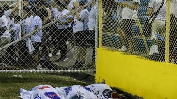 حادثه تلخ در السالوادور؛ ازدحام جمعیت در استادیوم فوتبال جان 9 نفر را گرفت!
