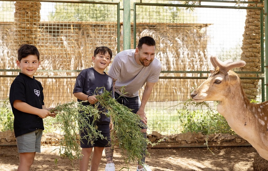 سفر چندباره مسی به عربستان / گذشت و گذار ستاره آرژانتینی و خانواده در حاشیه خلیج فارس + عکس