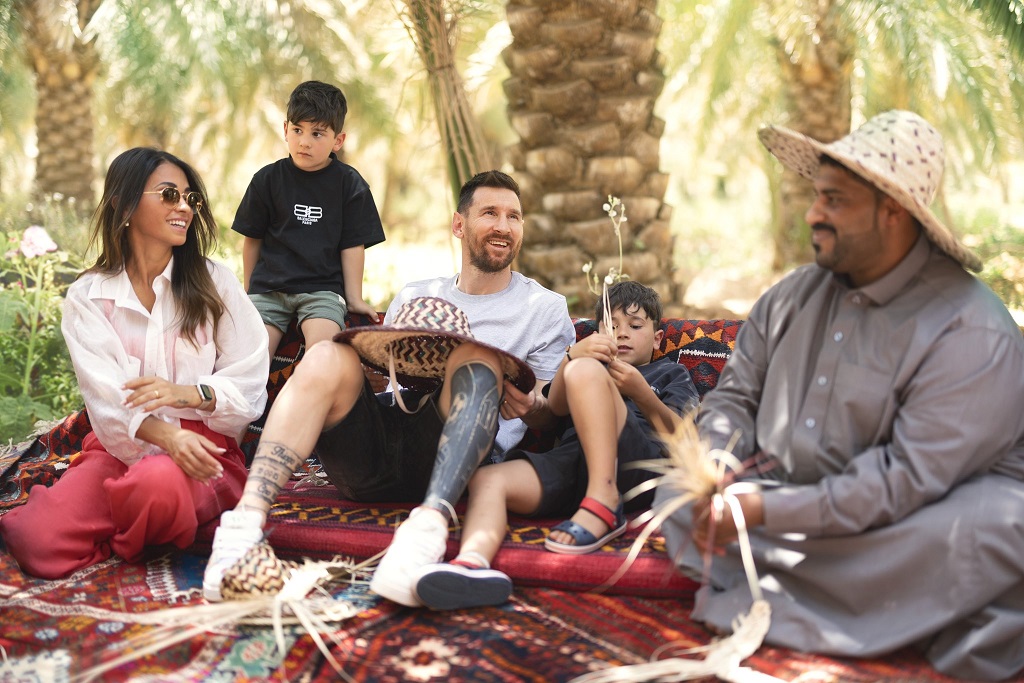 سفر چندباره مسی به عربستان / گذشت و گذار ستاره آرژانتینی و خانواده در حاشیه خلیج فارس + عکس